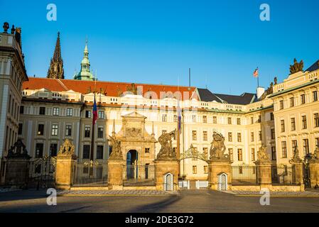 Prag, Tschechische republik - 19. September 2020. Tor zur Prager Burg mit Wachen ohne Touristen während der Coronavirus-Einschränkungen Stockfoto