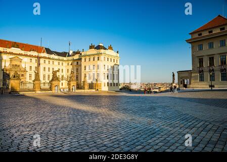 Prag, Tschechische republik - 19. September 2020. Tor zur Prager Burg mit Wachen ohne Touristen während der Coronavirus-Einschränkungen Stockfoto