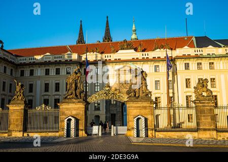 Prag, Tschechische republik - 19. September 2020. Tor zur Prager Burg mit Wachen ohne Touristen während der Coronavirus-Einschränkungen Stockfoto