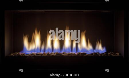 Brennender Gaskamin isoliert auf schwarzer Farbe Stockfoto