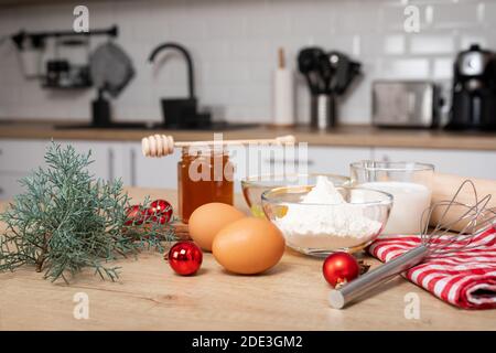 Hausgemachte Lebkuchenzutaten auf Holztisch - Adventsaktivität Tradition, Weihnachtsrezepte Stockfoto