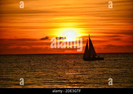 Segelboot bei Sonnenuntergang in der Karibik, schöner Sonnenuntergang auf der Insel bonaire. ozean Stockfoto