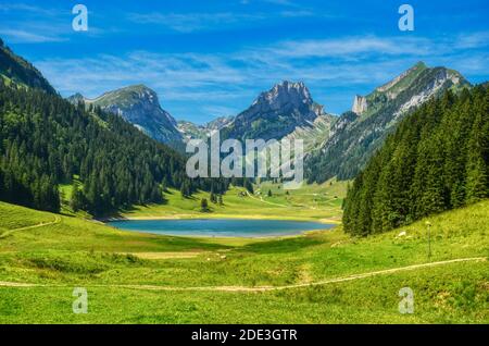 Bergsee in der Schweiz Appenzell, Sämtisersee im alpsteingebiet. Wandern, klettern und genießen Sie in den Schweizer Bergen Stockfoto