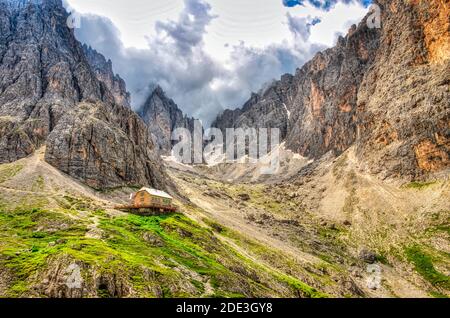 Berghütte in den dolomiten, Almhütte, langkofel in Südtirol, gröden. Herrliche Bergwelt zum Wandern, Klettern und Genießen, berghütte Stockfoto