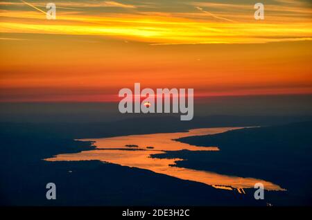 Schöner Sonnenuntergang über zurichsee. Foto vom Speer in Richtung Rapperswil. Fantastische Aussicht. Fantastisches Panorama. Schweizer alpen. Wunderschöner Sonnenuntergang Stockfoto