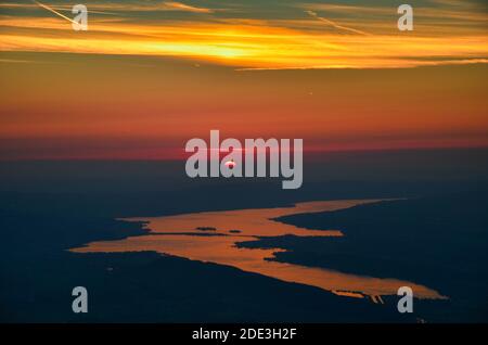 Sonnenuntergang über dem Zürichsee. Foto vom Speer in Richtung Rapperswil. Fantastische Aussicht. Fantastisches Panorama. Schweizer alpen. Schöner Sonnenuntergang.Zürichsee Stockfoto