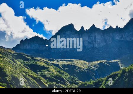 Martinsloch und Tschingelhörner, UNESCO-Welterbe Sardona, wandern, klettern und genießen Sie in der glarner Bergwelt oberhalb der Ulme Stockfoto