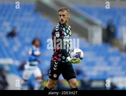 Madejski Stadium, Reading, Berkshire, Großbritannien. November 2020. English Football League Championship Football, Reading versus Bristol City; Torwart Daniel Bentley aus Bristol City trägt das Torwarthemd 2020-21, das vom legendären Trikot des dänischen Torwarts Peter Schmeichel bei den Europameisterschaften 1992 inspiriert wurde.Credit: Action Plus Sports/Alamy Live News Stockfoto