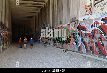 Donner passieren Schneetunnel mit Graffiti. Stockfoto