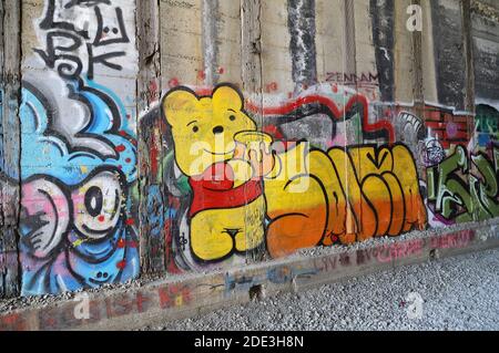 Donner passieren Schneetunnel mit Graffiti. Stockfoto