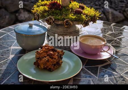 Kaffee und Kuchen Zeit im Garten Stockfoto