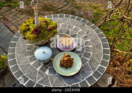 Kaffee und Kuchen Zeit im Garten Stockfoto