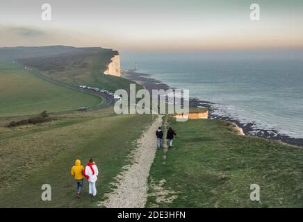 Eastbourne, East Sussex, Großbritannien. November 2020. Neblig für einen Großteil des Tages mit einer steifen Brise. Viele genießen die frische Luft & Landschaft entlang der Südküste. Die Straßen sind voll und die Parkplätze sind voll von Beachy Head bis Birling Gap. Kredit: David Burr/Alamy Live Nachrichten Stockfoto