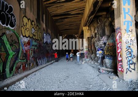 Donner passieren Schneetunnel mit Graffiti. Stockfoto