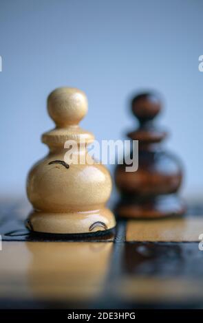 Schwarze und weiße Bauern auf einem Schachbrett Stockfoto