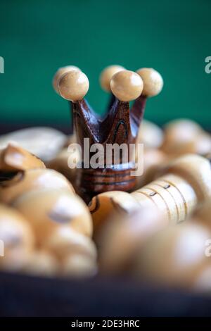 Detail einer schwarzen Königin aus einem Schachspiel Umgeben von besiegten weißen Stücken Stockfoto
