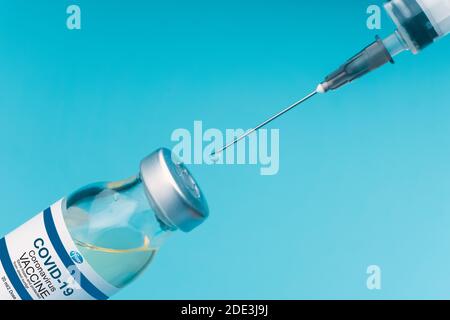 Izmir, Türkei - Januar 17 2021: Coronavirus-Impfstoff-Konzept und Hintergrund. Neuer Impfstoff pfizer und biontech isoliert auf blauem Hintergrund. Covid-19 Stockfoto