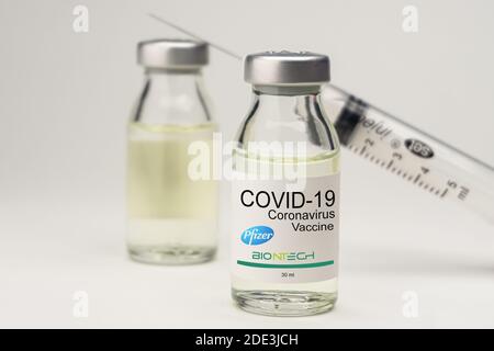 Izmir, Türkei - November 18 2020: Coronavirus-Impfstoff-Konzept und Hintergrund. Neuer Impfstoff pfizer und biontech isoliert auf weißem Hintergrund. Covid-19 Stockfoto