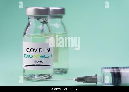 Izmir, Türkei - November 18 2020: Coronavirus-Impfstoff-Konzept und Hintergrund. Neuer Impfstoff pfizer und biontech isoliert auf grünem Hintergrund. Covid-19 Stockfoto