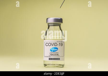 Izmir, Türkei - Januar 17 2021: Coronavirus-Impfstoff-Konzept und Hintergrund. Neuer Impfstoff pfizer und biontech isoliert auf blauem Hintergrund. Covid-19 Stockfoto