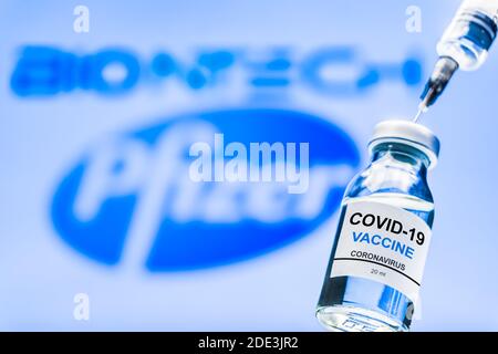 Izmir, Türkei / November 18 2020: Coronavirus-Impfstoff-Konzept und Hintergrund. Neuer Impfstoff pfizer und biontech isoliert auf blauem Hintergrund. Covid-19, 2 Stockfoto