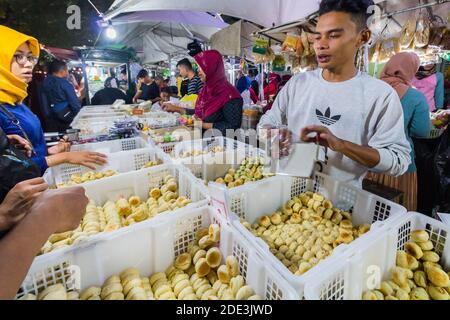 Straßenverkäufer auf dem lebhaften Straßenmarkt in Jalan Malioboro in Yogyakarta Indonesien Stockfoto