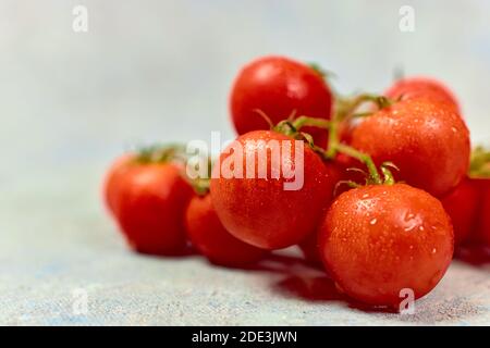 Ein selektiver Fokus Schuss von frischen Kirschtomaten bedeckt mit Wassertropfen Stockfoto