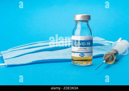 Izmir, Türkei - Januar 17 2021: Coronavirus-Impfstoff-Konzept und Hintergrund. Neuer Impfstoff pfizer und biontech isoliert auf blauem Hintergrund. Covid-19 Stockfoto