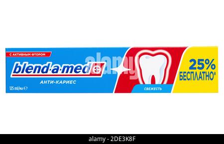 Ukraine, Kiew - Oktober 23. 2020: Blend-A-Med Anti-Karies, hergestellt von Procter & Gamble. Datei enthält Beschneidungspfad. Stockfoto