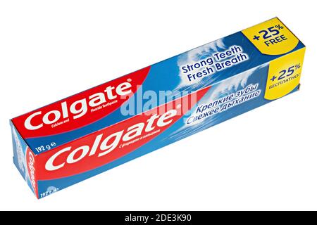 Ukraine, Kiew - Oktober 23. 2020: Colgate starke Zähne frischer Atem Zahnpasta auf weißem Hintergrund. Colgate ist eine Marke von Zahnpasta von Colg produziert Stockfoto