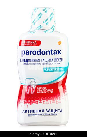 Ukraine, Kiew - Oktober 23. 2020: Parodontax Mundspülflüssigkeit. Produkt zum Schutz vor Zahnstein und Plaque. Isolierte Verpackung für Katalog. Stockfoto