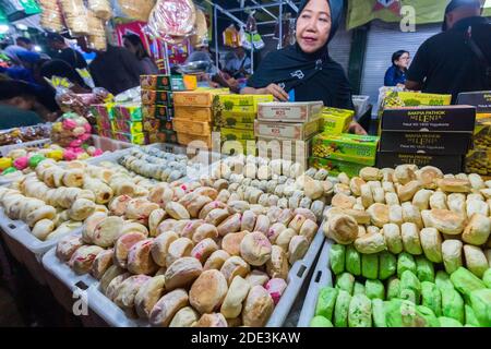 Straßenverkäufer auf dem lebhaften Straßenmarkt in Jalan Malioboro in Yogyakarta Indonesien Stockfoto