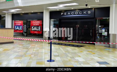 Peacocks Bekleidungsgeschäft Schließung Verkauf mit geschlossenen Shop eine tödliche Coronavirus Lockdown, England Stockfoto