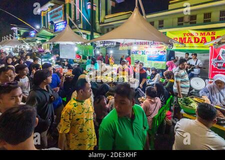 Straßenverkäufer auf dem lebhaften Straßenmarkt in Jalan Malioboro in Yogyakarta Indonesien Stockfoto