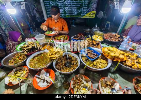 Straßenverkäufer auf dem lebhaften Straßenmarkt in Jalan Malioboro in Yogyakarta Indonesien Stockfoto