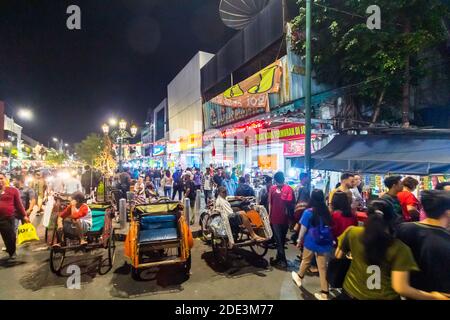 Der lebhafte Straßenmarkt in Jalan Malioboro in Yogyakarta Indonesien Stockfoto