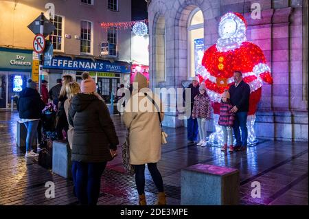 Cork, Irland. November 2020. Das Stadtzentrum von Cork war an diesem Abend sehr voll mit Familien, die sich die Weihnachtsbeleuchtung ansehen und anderen, die Getränke zum Mitnehmen kaufen. Der Weihnachtsmann bei der Post war bei Familien sehr beliebt. Quelle: AG News/Alamy Live News Stockfoto