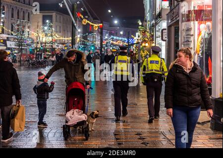 Cork, Irland. November 2020. Das Stadtzentrum von Cork war an diesem Abend sehr voll mit Familien, die sich die Weihnachtsbeleuchtung ansehen und anderen, die Getränke zum Mitnehmen kaufen. Es gab eine große Garda Präsenz in der Innenstadt. Quelle: AG News/Alamy Live News Stockfoto