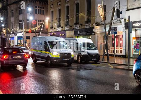 Cork, Irland. November 2020. Das Stadtzentrum von Cork war an diesem Abend sehr voll mit Familien, die sich die Weihnachtsbeleuchtung ansehen und anderen, die Getränke zum Mitnehmen kaufen. Es gab eine große Garda Präsenz in der Innenstadt. Quelle: AG News/Alamy Live News Stockfoto