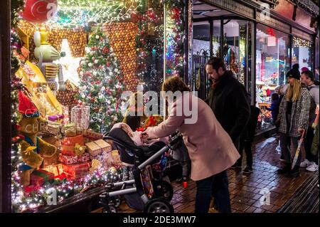 Cork, Irland. November 2020. Das Stadtzentrum von Cork war an diesem Abend sehr voll mit Familien, die sich die Weihnachtsbeleuchtung ansehen und anderen, die Getränke zum Mitnehmen kaufen. Die Weihnachtsbeleuchtung im Fenster von J. Casey in der Oliver Plunkett Street war bei Familien sehr beliebt. Quelle: AG News/Alamy Live News Stockfoto