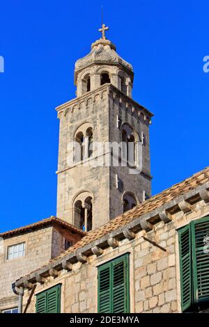Der Glockenturm des Dominikanerklosters aus dem 14. Jahrhundert in der mittelalterlichen Altstadt von Dubrovnik, Kroatien Stockfoto