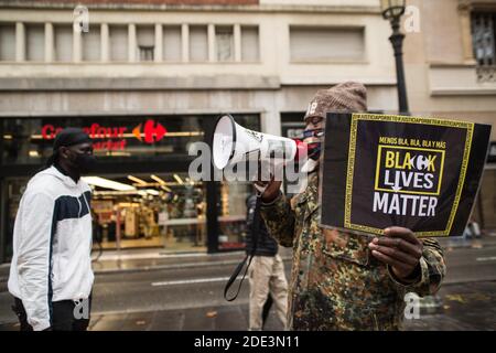 Ein Protestant mit einem Plakat, auf dem steht: "Black Lives Matter" während der Demonstration der Tod des 40-jährigen João Alberto Silveira, eines schwarzen Mannes, der am 19. November in Porto Alegre, Brasilien, von Carrefour Vigilanten brutal geschlagen wurde, hat eine Protestwelle in mehreren brasilianischen Städten ausgelöst. In Barcelona machen antirassistische Gruppen vor dem Carrefour auf Las Ramblas einen Akt der Ablehnung. Stockfoto
