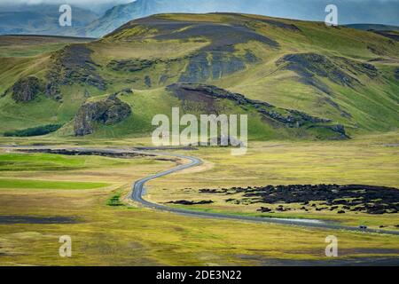 Kurvenreiche Straße führt durch Berglandschaft, Süd-Island, Island Stockfoto