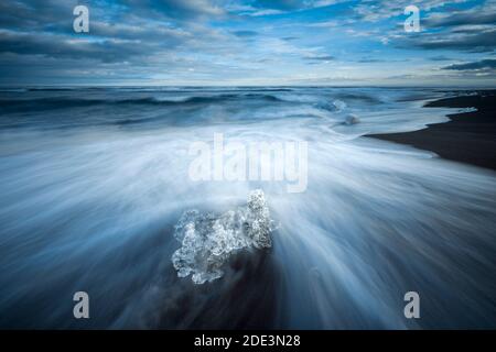 Eisbrocken vom Meer gewaschen, Diamond Beach in der Nähe von Jokulsarlon Glacier Lagoon, Island Stockfoto