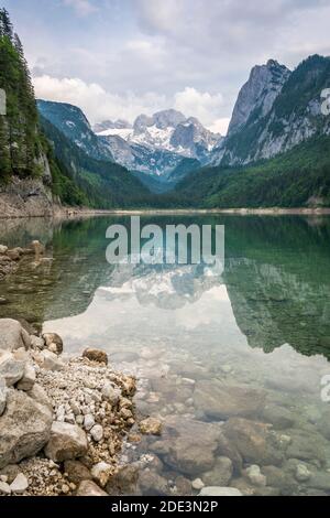 Vorderer Gosausee mit landschaftlicher Aussicht auf Dachstein, Österreich Stockfoto