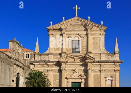 Haupteingang der Kirche des Heiligen Ignatius (1725 - Jesuit - Barock) in der Altstadt von Dubrovnik, Kroatien Stockfoto