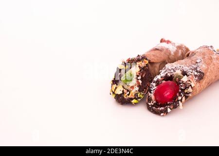 Sizilianische Dessert Cannoli mit Frischkäse und Pistazie auf weißem Hintergrund. Stockfoto
