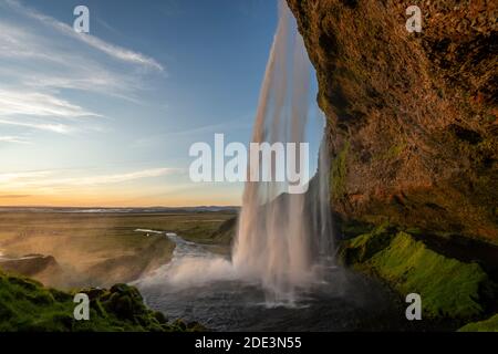 Idyllische Aufnahme des Seljalandsfoss Wasserfalls gegen Himmel, Südisland Stockfoto