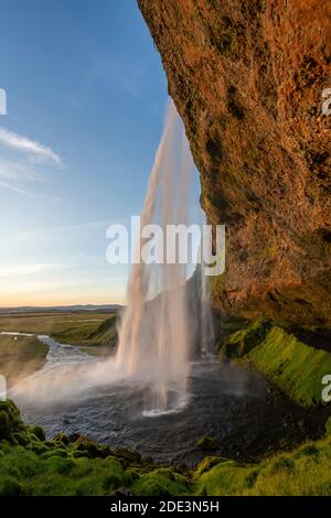 Idyllische Aufnahme des Seljalandsfoss Wasserfalls, Südisland Stockfoto