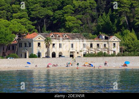 Ein Haus mit Geschoss- und Muschellöchern aus dem Kroatischen Unabhängigkeitskrieg (1991-1995) entlang der Adriaküste bei Dubrovnik, Kroatien Stockfoto